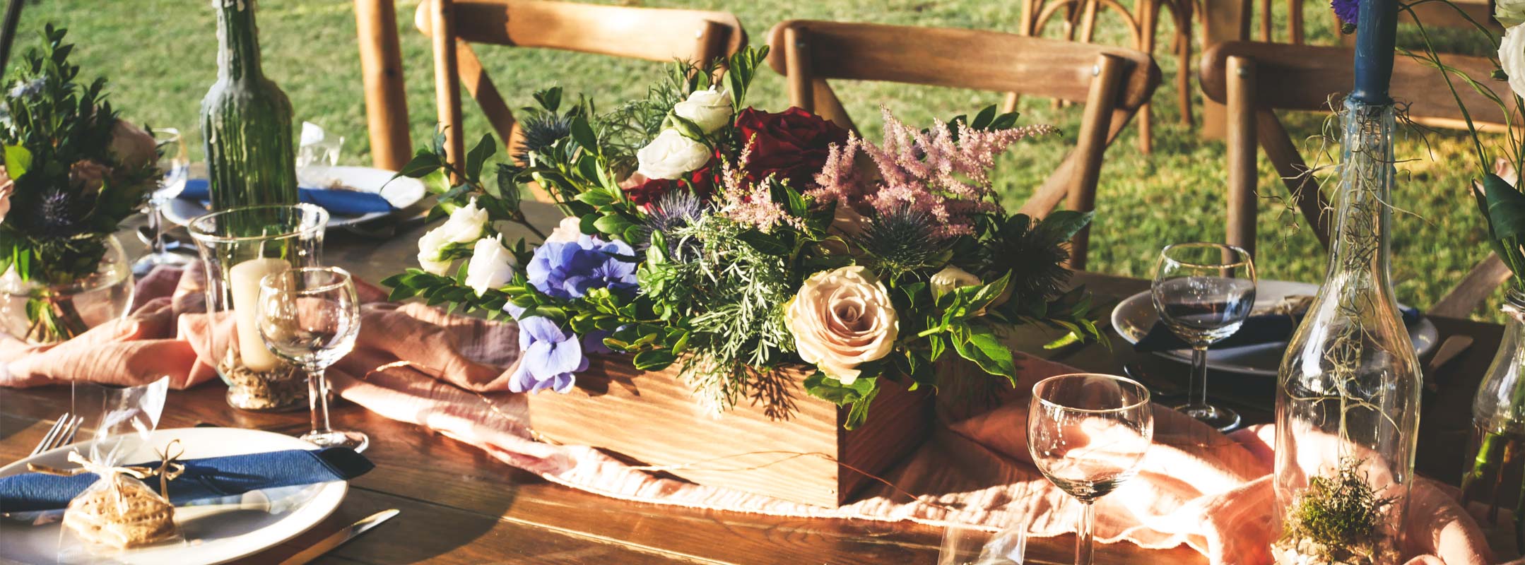 La décoration en salle, table chaises, fleurs, pour un mariage réussi au jardin d'Ama.