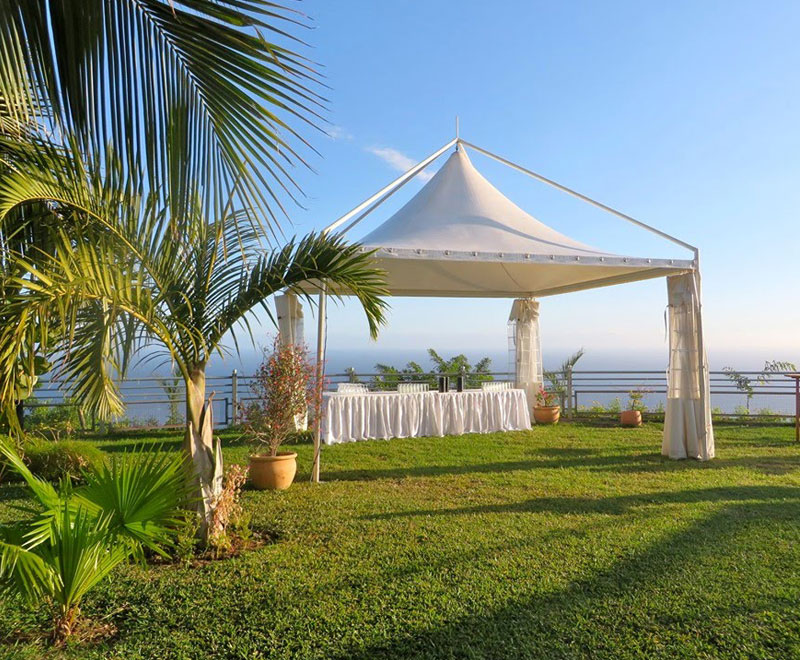 Une tente sur l'esplanade du Jardin d'Ama, salle de mariage dans l'ouest de la Réunion.