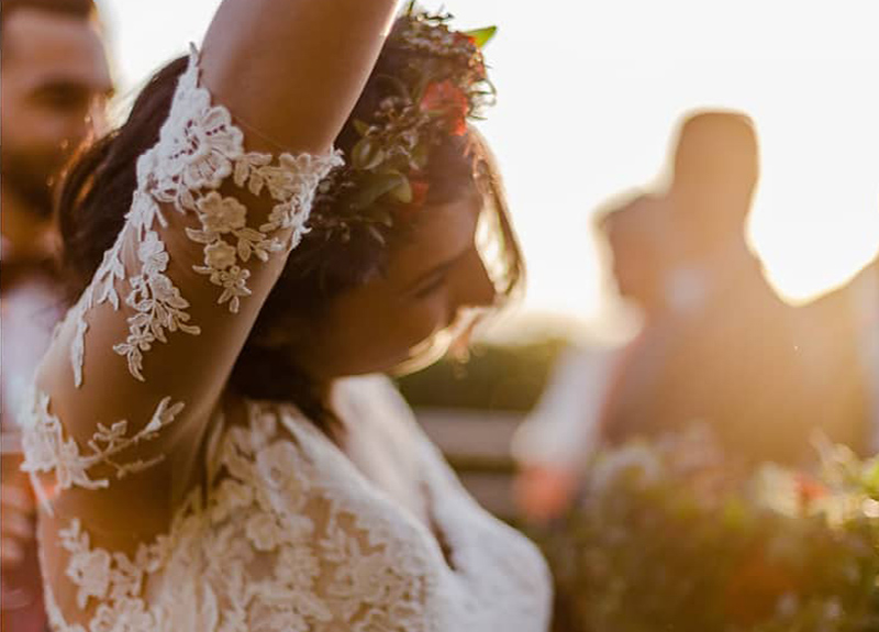Une mariée heureuse pour une cérémonie réussie au jardin d'Ama.