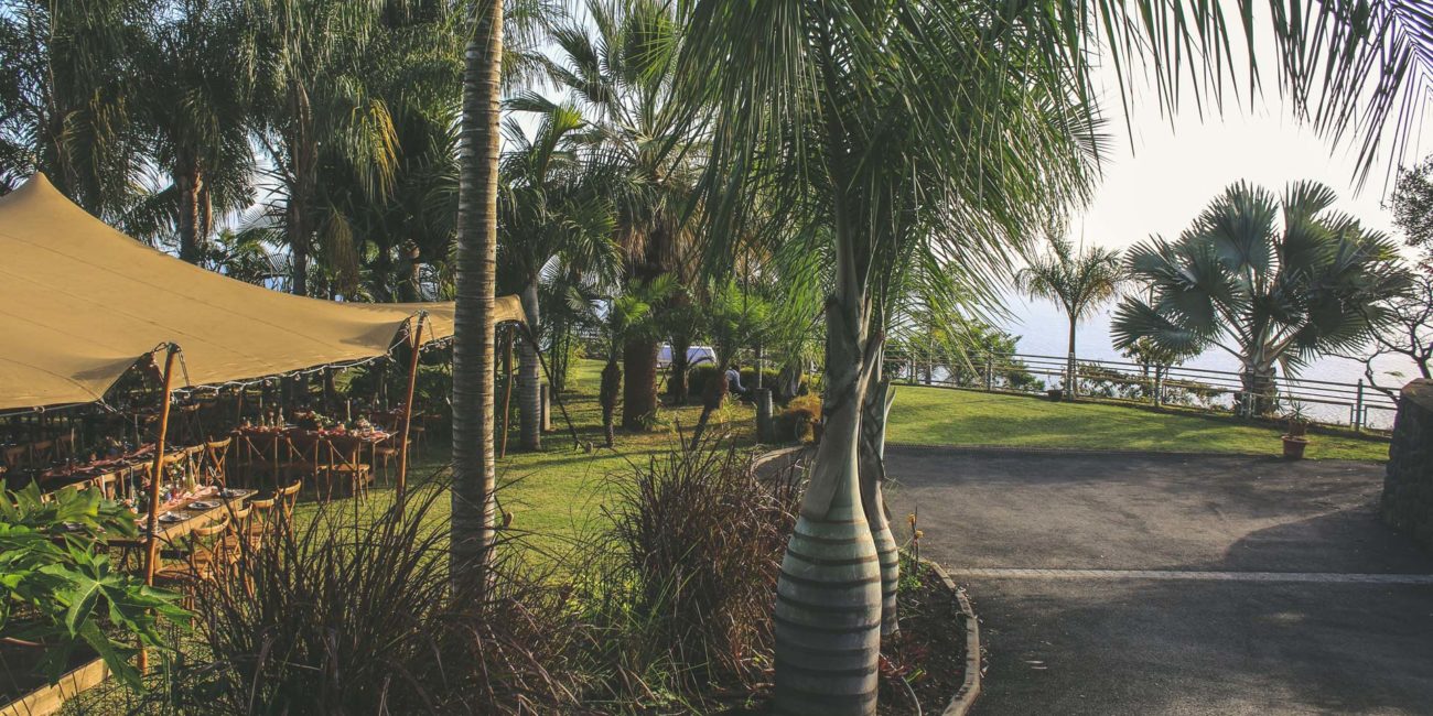 L'arrivée au Jardin d'Ama, vue sur mer, et les pieds sur terre.