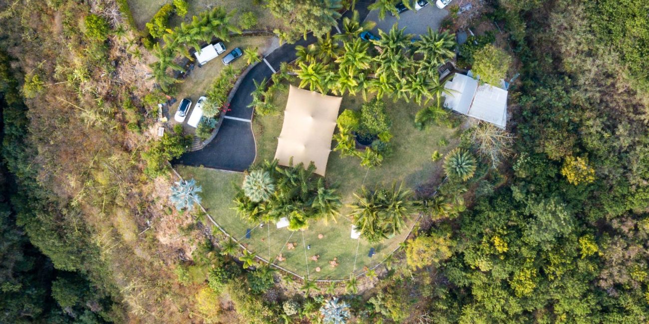 Le jardin d'ama vu de haut, perdu dans la nature et pourtant proche de la route des tamarins.