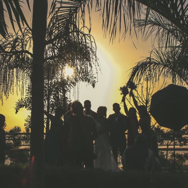 Une séance photo pour les mariés devant l'océan au Jardin d'Ama.
