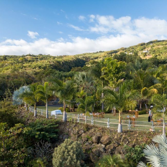 Découvrez la vue merveilleuse depuis l'espanade du Jardin d'Ama à Saint-Leu.
