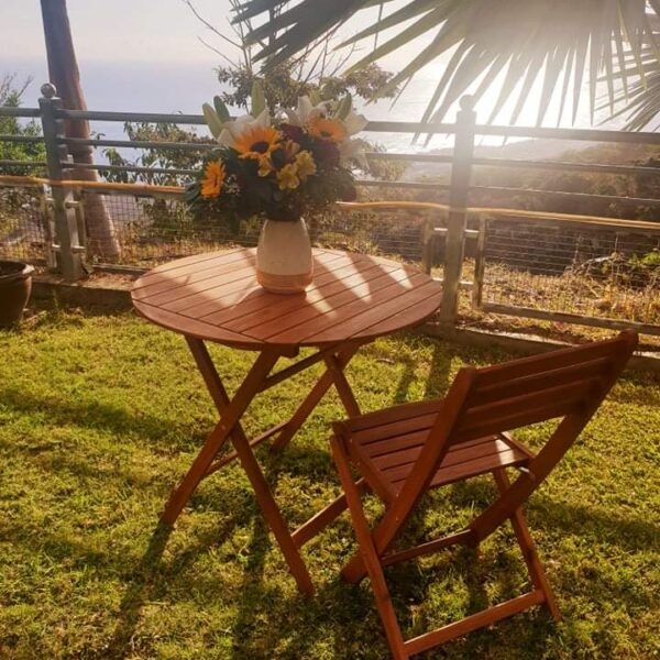 Table ronde en acacia pour vos événements au Jardin d'Ama.