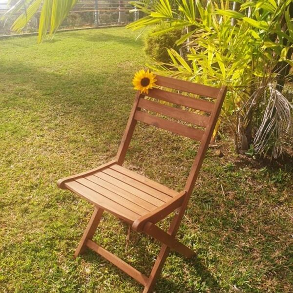 Location de mobiliers au jardin d'Ama, ici les chaises en acacia.