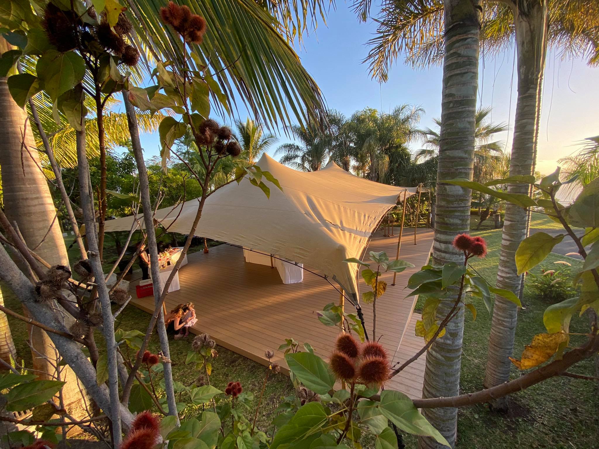 Le beau parquet en bois naturel et la tente bédouine, le lieu pour organiser vos évènements à la Réunion.
